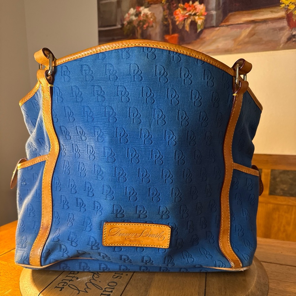 DOONEY & BOURKE BLUE SIGNATURE CANVAS/LEATHER TRIM LG SHOULDER BAG & KEYCHAIN